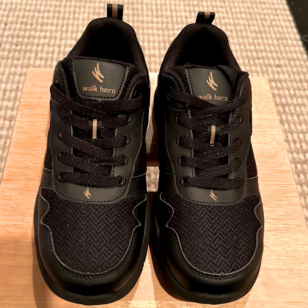 Walk Hero Arch Support Sneaker Women’s Sz 7.5 Black/Grey & Gold Trim